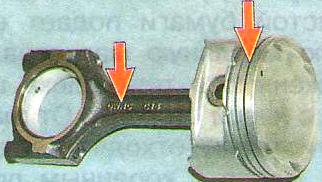 метка (треугольник) на поршне и надписи на шатуне должны быть обращены к передней части двигателя