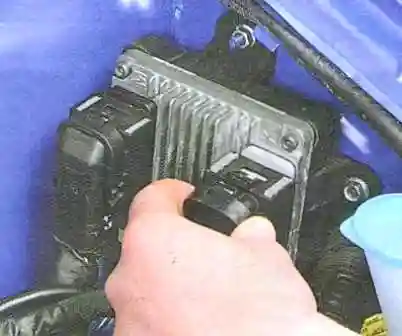 Выдвиньте фиксатор колодки жгута