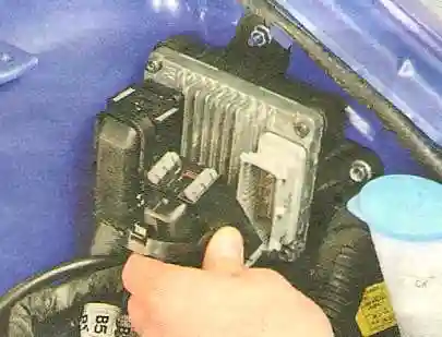 Отсоедините колодку от блока