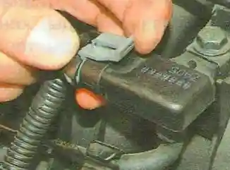 отожмите фиксатор