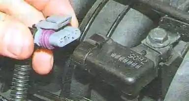 Снятие и установка датчика абсолютного давления Авео Шевролет