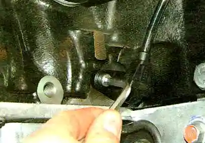 выверните болт крепления датчика