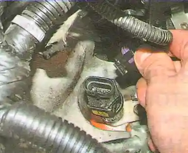 Замена датчика скорости автомобиля Chevrolet Aveo Отсоединяем провода от датчика скорости