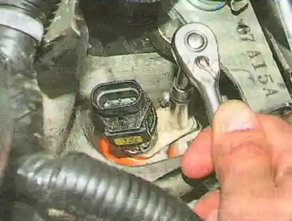 Замена датчика скорости автомобиля Chevrolet Aveo Выворачиваем болт крепления датчика скорости