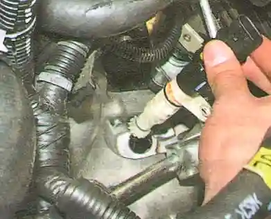 Замена датчика скорости автомобиля Chevrolet Aveo Вынимаем датчик вместе с приводом