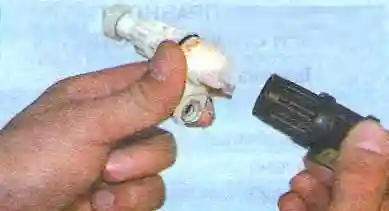 Замена датчика скорости автомобиля Chevrolet Aveo Отверните датчик от привода