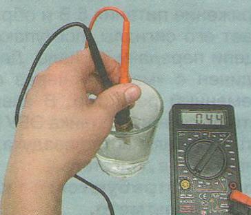 Опустите датчик в горячую воду и измерьте его сопротивление
