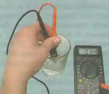 Опустите датчик в горячую воду и измерьте его сопротивление