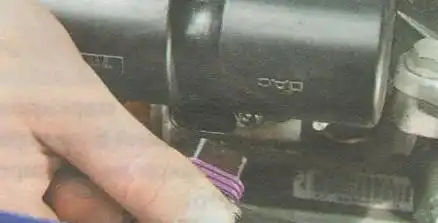 Проверка катушки зажигания Авео Шевролет Отсоедините колодку жгута