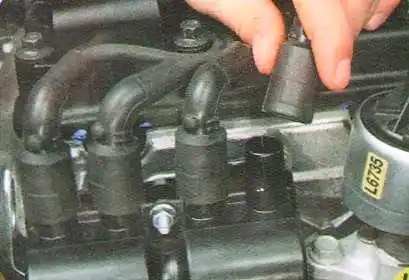 Проверка катушки зажигания Авео Шевролет Отсоедините наконечники высоковольтных проводов