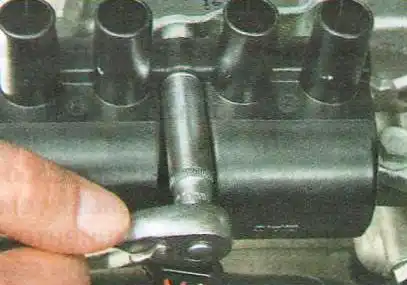 Проверка катушки зажигания Авео Шевролет Отверните три гайки крепления катушки