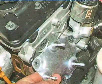 Проверка катушки зажигания Авео Шевролет снимите кронштейн