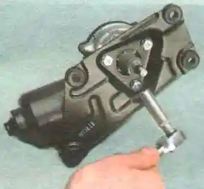 Выверните три болта крепления и снимите кронштейн.