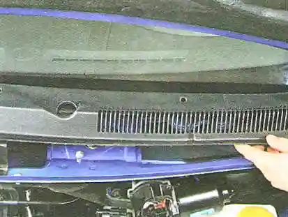 Снимите левую половину решетки короба воздухопритока