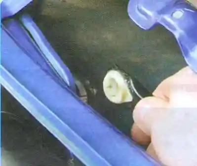 Отсоедините от кривошипа моторедуктора тягу привода стеклоочистителя