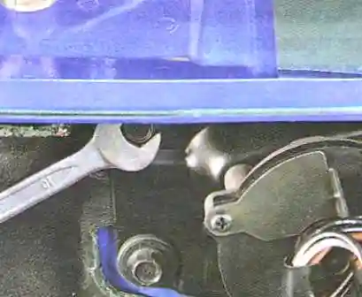 Выверните болты крепления...