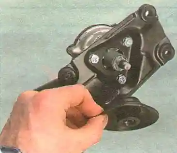 Снимите резиновый уплотнитель.