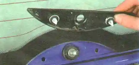 снимите декоративную накладку