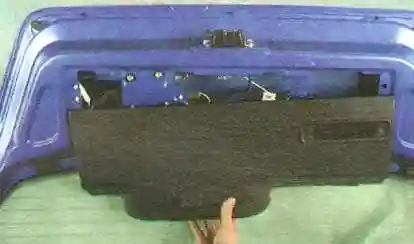 Снимите обивку двери задка