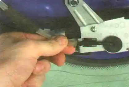 Отсоедините шланг стеклоомывателя