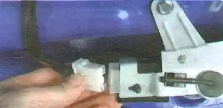 отсоедините колодку от разъема моторедуктора