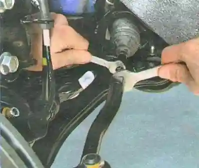Замена наружного наконечника рулевоый тяги Авео Шевролет Ослабьте затяжку контргайки наконечника рулевой тяги.