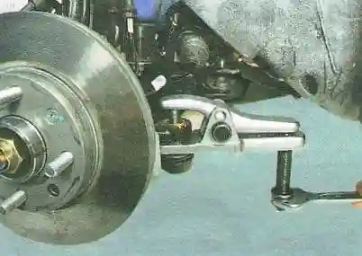 Замена наружного наконечника рулевоый тяги Авео Шевролет выпрессуйте палец из бобышки рычага поворотного кулака.