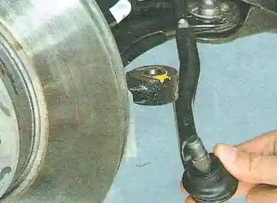 Замена наружного наконечника рулевоый тяги Авео Шевролет Извлеките палец из отверстия в рычаге