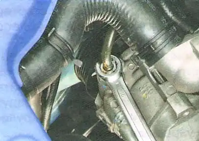 Замена рабочей жидкости и прокачка гидроусилителя Авео Шевролет Отверните гайку крепления напорного трубопровода