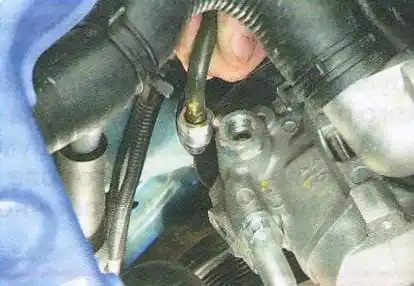 Замена рабочей жидкости и прокачка гидроусилителя Авео Шевролет отсоедините напорный трубопровод от насоса.