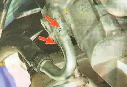 Замена рабочей жидкости и прокачка гидроусилителя Авео Шевролет Выверните два болта крепления штуцера