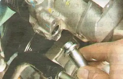 Замена рабочей жидкости и прокачка гидроусилителя Авео Шевролет отсоедините трубопровод от насоса.