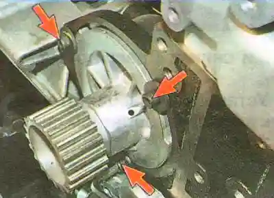 Выверните три болта крепления насоса к блоку цилиндров