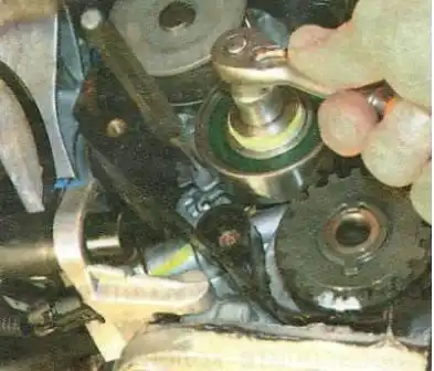 Замена и регулировка ремня ГРМ и замена натяжного ролика Авео Шевролет с двигателем F14S3 и F15S3