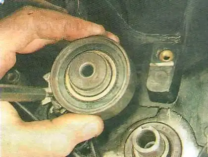 Замена и регулировка ремня ГРМ и замена натяжного ролика Авео Шевролет с двигателем F14S3 и F15S3