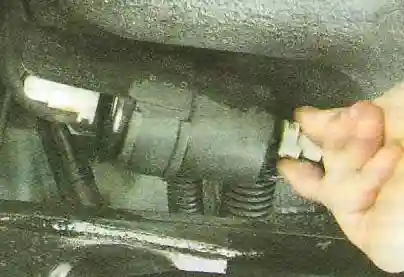 Замена топливного фильтра Авео Шевролет