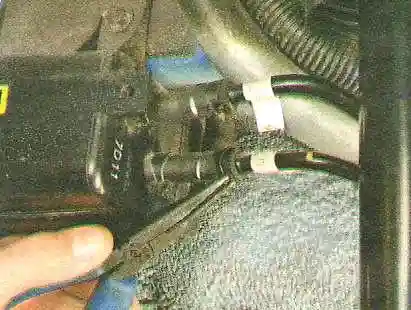 СНЯТИЕ, ПРОВЕРКА И УСТАНОВКА КЛАПАНА ПРОДУВКИ АДСОРБЕРА