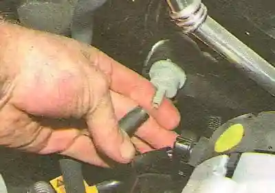 СНЯТИЕ, ПРОВЕРКА И УСТАНОВКА КЛАПАНА ПРОДУВКИ АДСОРБЕРА