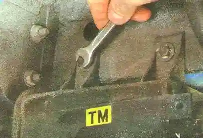 СНЯТИЕ, ПРОВЕРКА И УСТАНОВКА КЛАПАНА ПРОДУВКИ АДСОРБЕРА