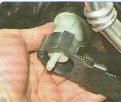 СНЯТИЕ, ПРОВЕРКА И УСТАНОВКА КЛАПАНА ПРОДУВКИ АДСОРБЕРА