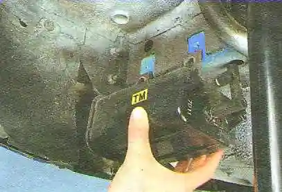 СНЯТИЕ, ПРОВЕРКА И УСТАНОВКА КЛАПАНА ПРОДУВКИ АДСОРБЕРА