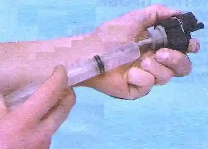 СНЯТИЕ, ПРОВЕРКА И УСТАНОВКА КЛАПАНА ПРОДУВКИ АДСОРБЕРА