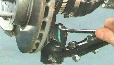 Отверните гайку пальца шаровой опоры 