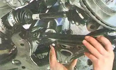 Снимите рычаг передней подвески.