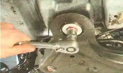 и задние болты крепления поперечины к кузову автомобиля.