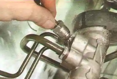 И отведите трубопровод в сторону.