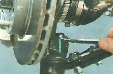 Отверните гайку крепления пальца шаровой опоры 