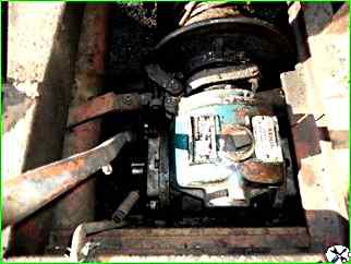 Installing a mechanical winch on a ZIL-5301