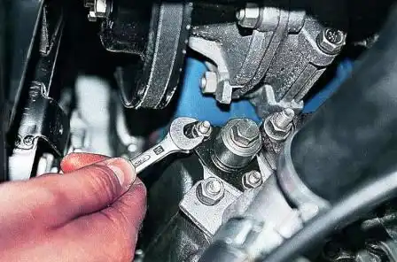 Ключом «на 10» отворачиваем две гайки крепления натяжителя