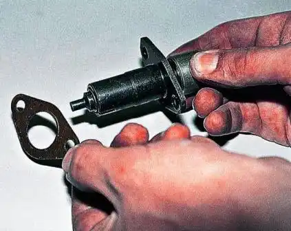 снимаем с него уплотнительную прокладку